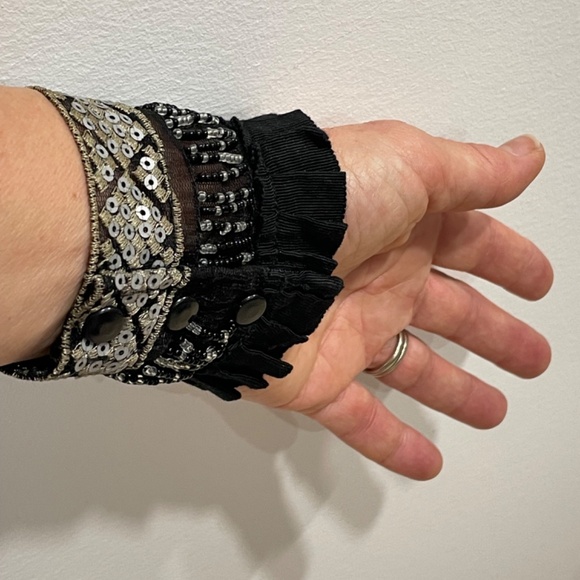 Stylized lace bracelet, black, unique, victorian or gothic style. - Picture 7 of 11